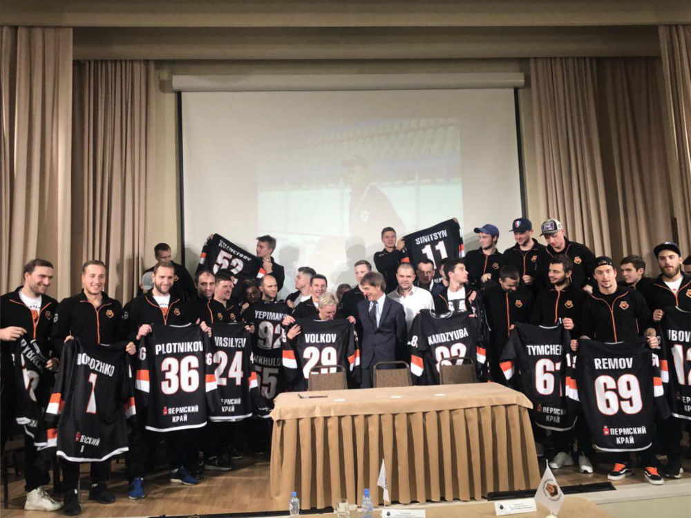 Болельщик ХК «Молот-Прикамье» получил приз от УЗПМ , рис. 2